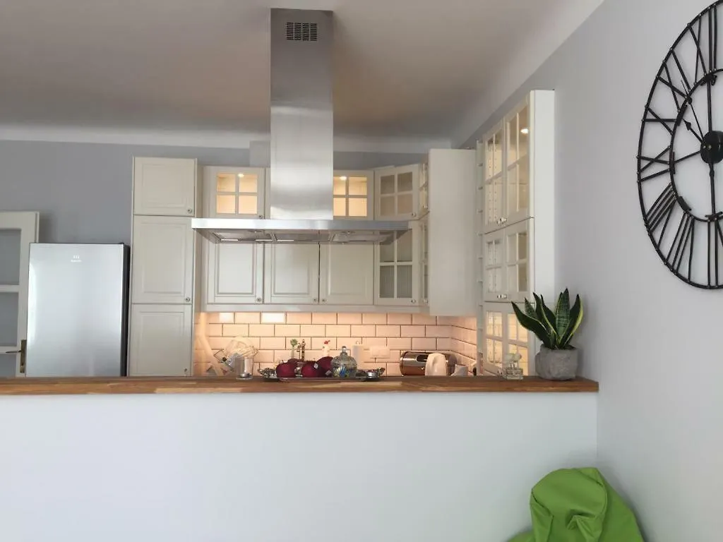 Beautiful Apartment In The Heart Of Warsaw, Poznanska